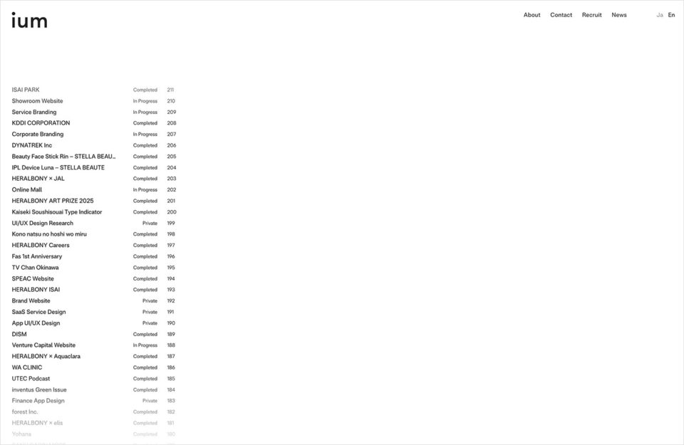 ium − Independent Design Studioウェブサイトの画面キャプチャ画像